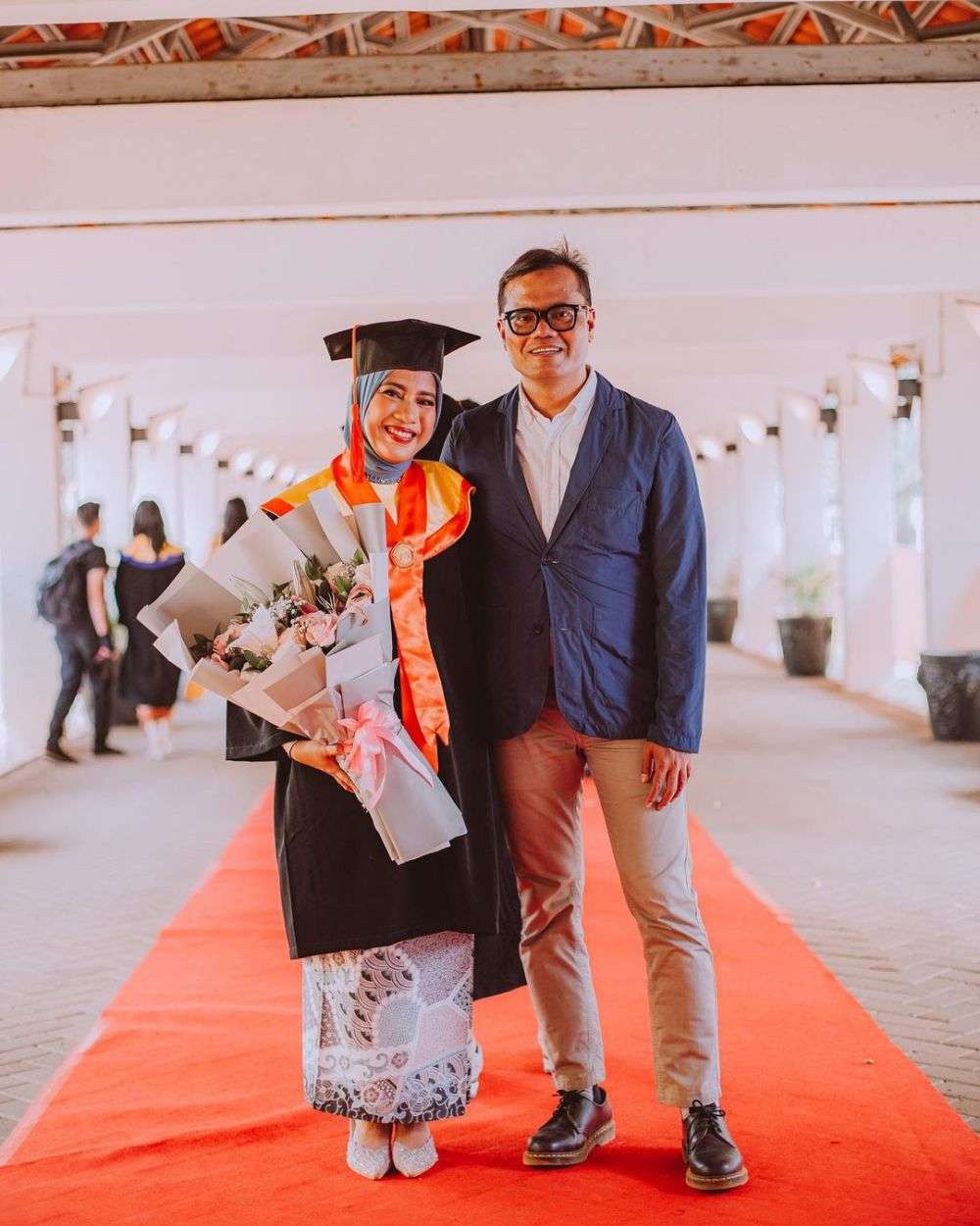 Soleh Solihun Dampingi Istri Wisuda S2