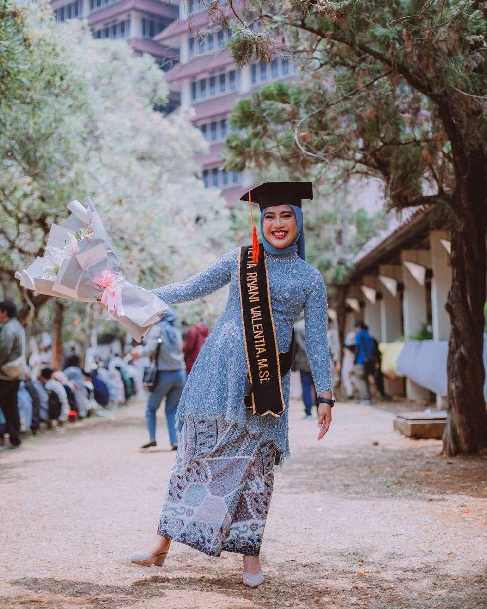 Soleh Solihun Dampingi Istri Wisuda S2