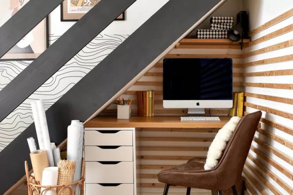 7 Inspirasi Desain Ruang Kerja di Bawah Tangga, Jadi Betah WFH!