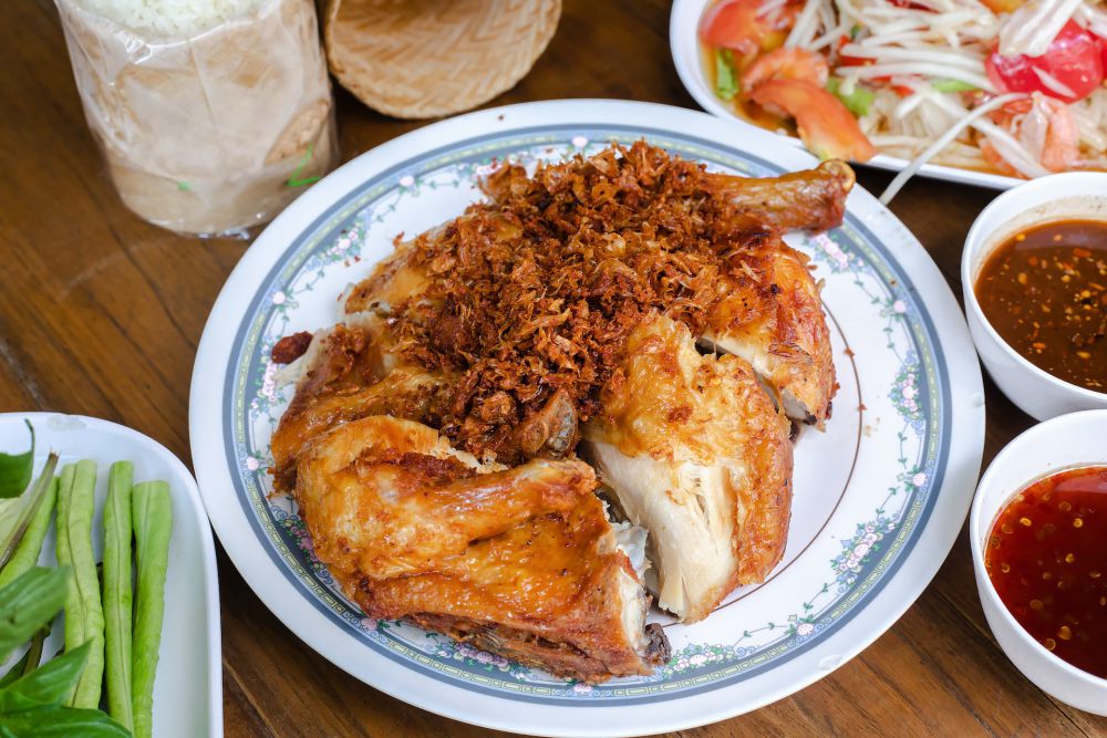 Gai Tod Renyah ala street food Thailand, disajikan hangat dengan saus cabai