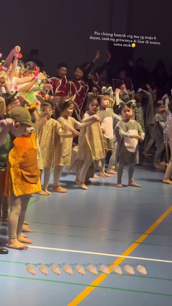 7 Momen Raditya Dika dan Anissa Nonton Putrinya Pentas Drama