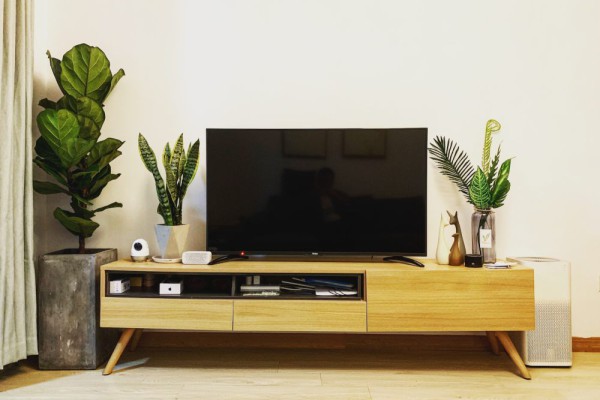 7 Inspirasi Desain Dekorasi Dinding untuk Televisi, Nonton jadi Betah!