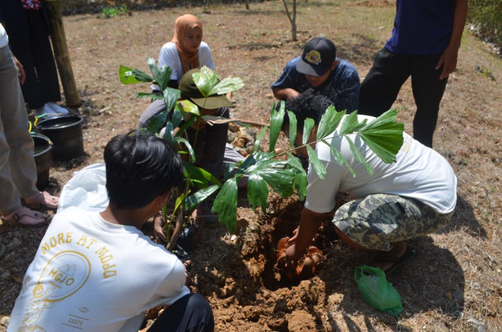 Mahasiswa KKN UNY Tanam Pohon Bareng Komunitas Resan Gunungkidul