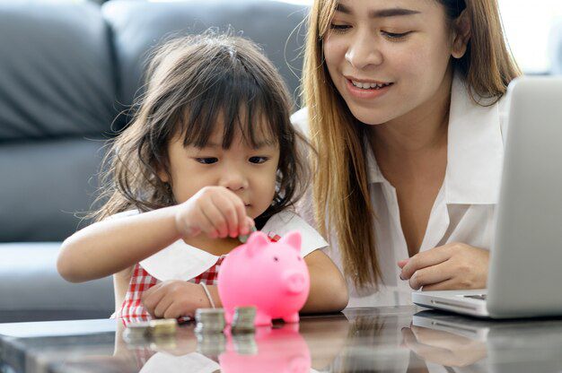 6 Cara Mengajarkan Frugal Living kepada Anak, Biasakan Menabung!  