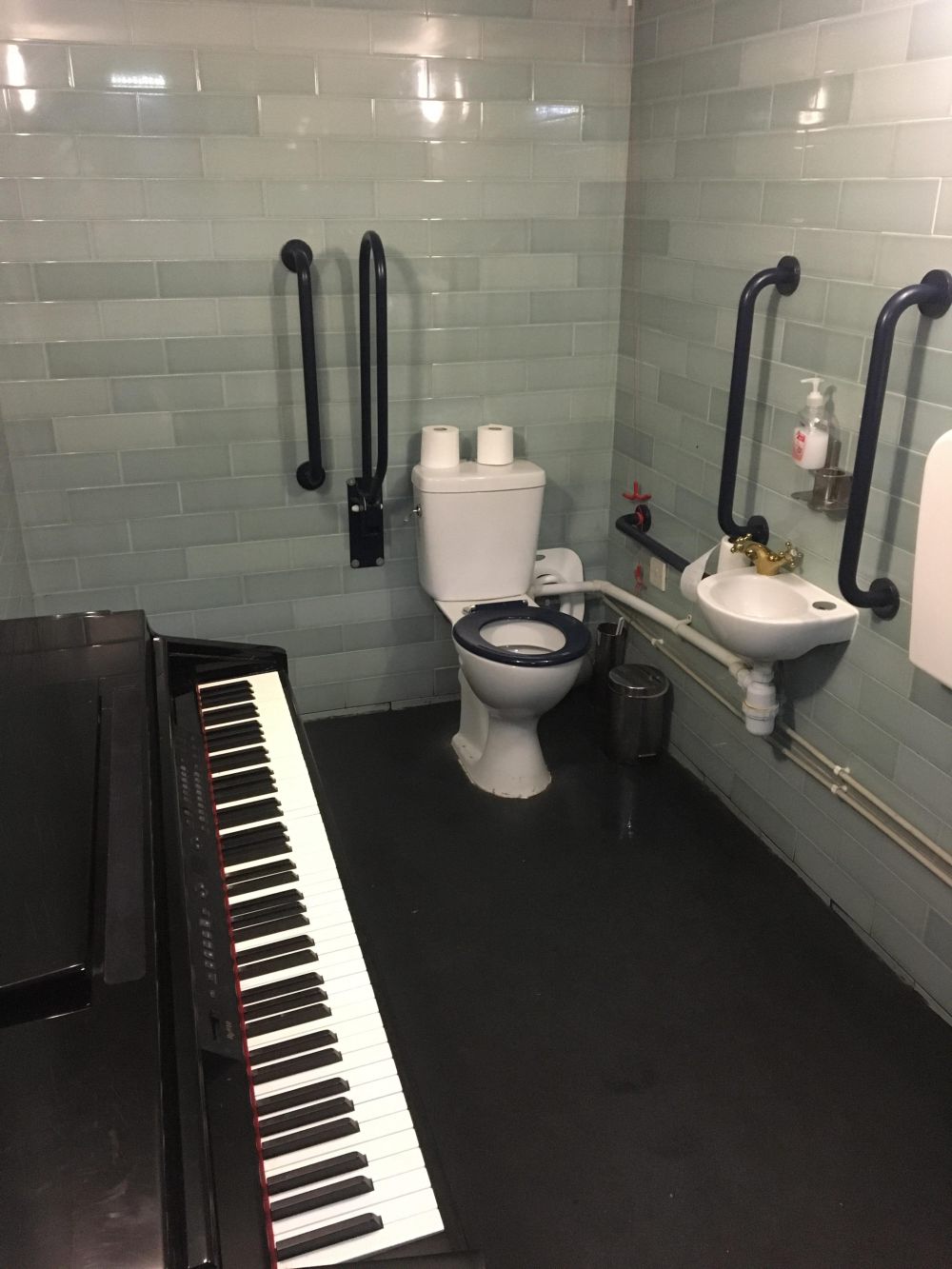 10 Fasilitas Unik di Dalam Toilet Restoran, Ada Piano dan TV?