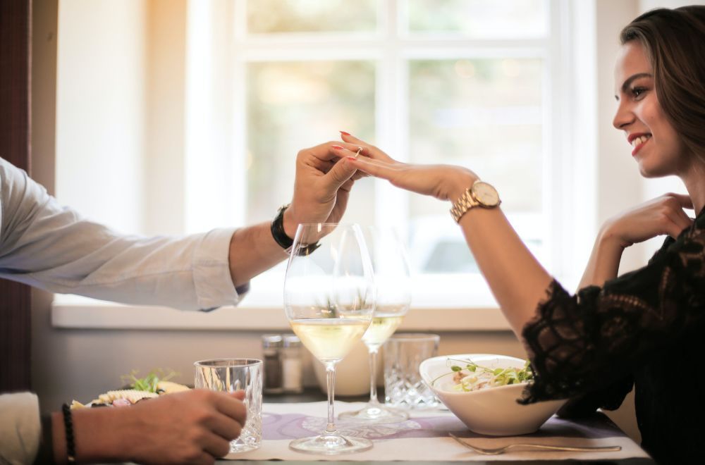 5 Cara Menemukan Suasana Baru saat Makan Malam Bersama Pasangan 