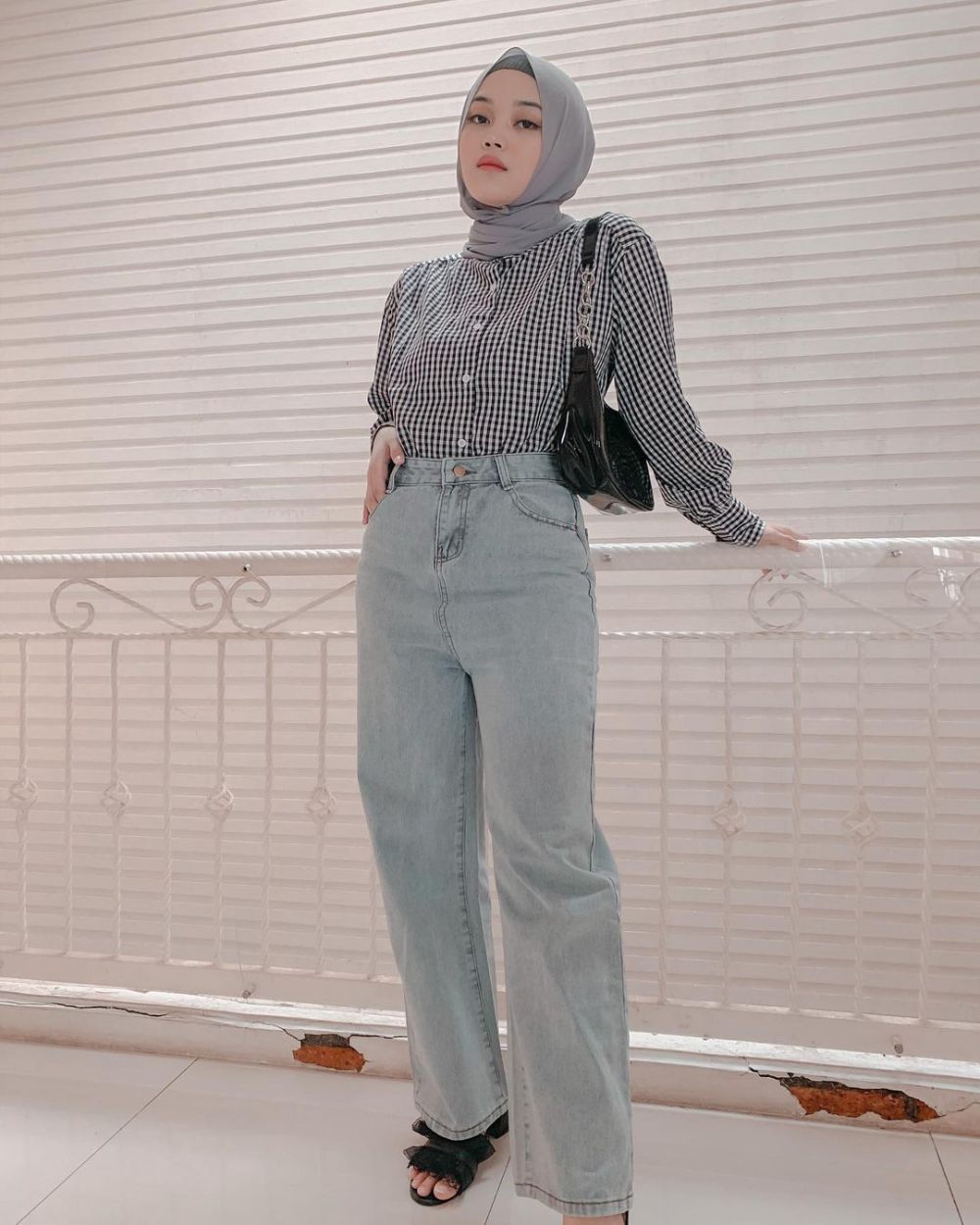 10 Inspirasi Mix and Match Celana Jeans ala Putri Delina, Stylish!