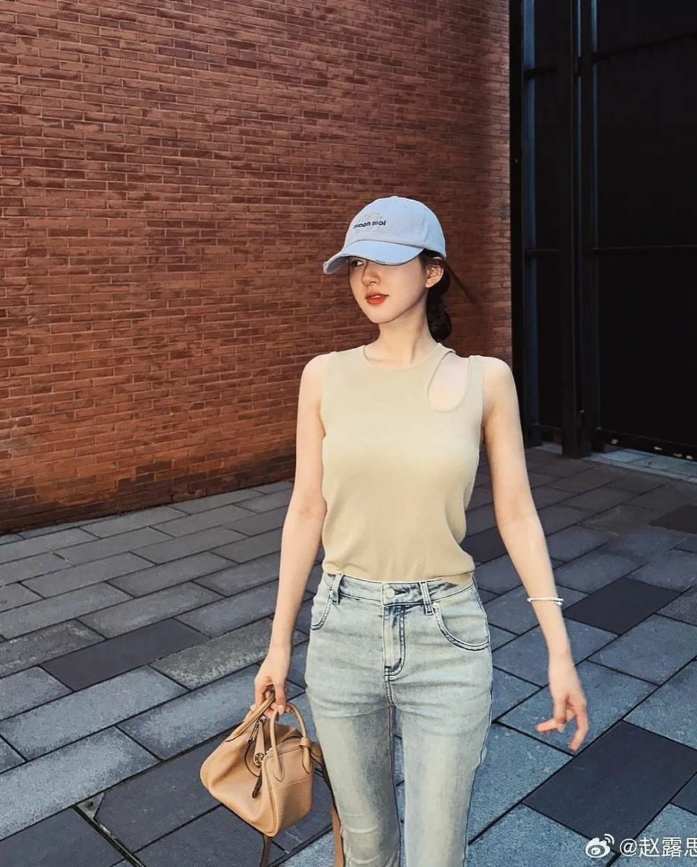 10 Inspirasi OOTD Hangout ala Zhao Lusi, Anti Mati Gaya!