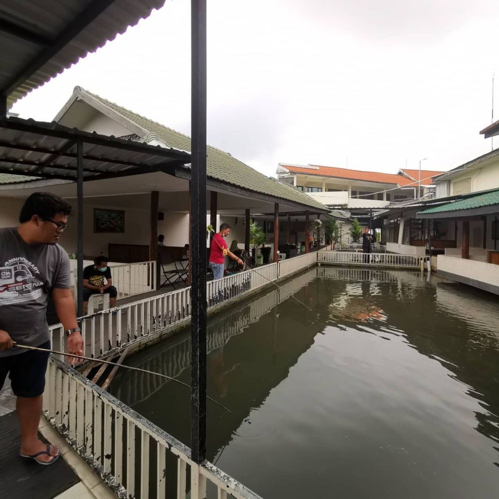 5 Rekomendasi Rumah Makan dengan Kolam Pemancingan di Pacet!