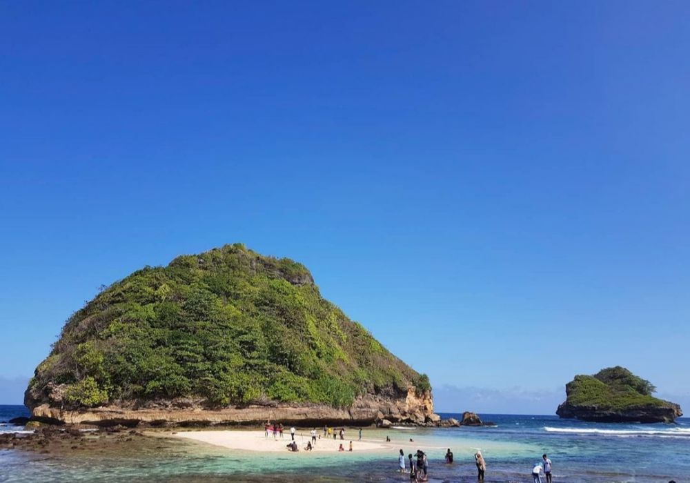 5 Pantai di Malang yang Seru untuk Berkemah, Bakal Betah!