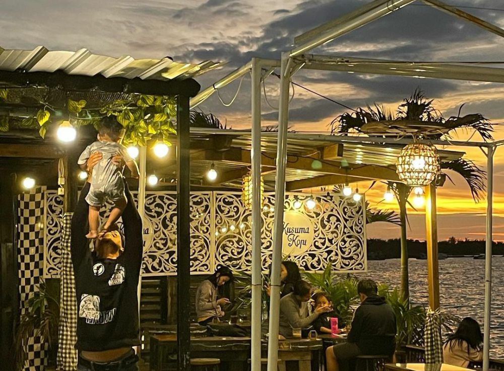 4 Info Kusuma Kopi Cafe, Sensasi Nongkrong View Laut di Semarang