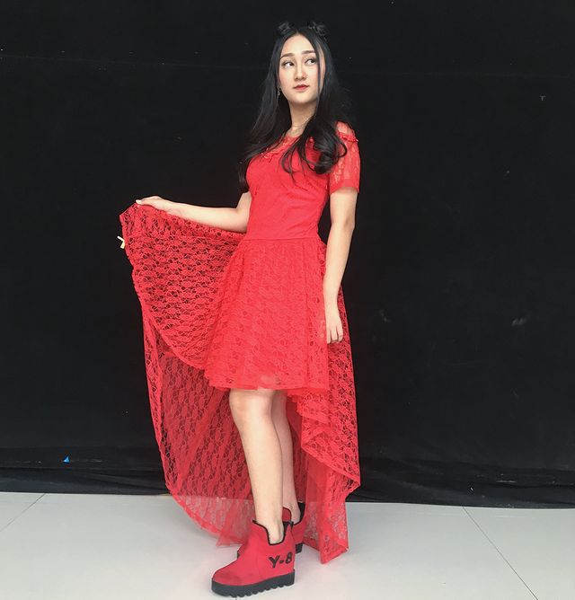 10 Ide Outfit Nuansa Merah ala Sandrina Mazaya, Stunning Abis!