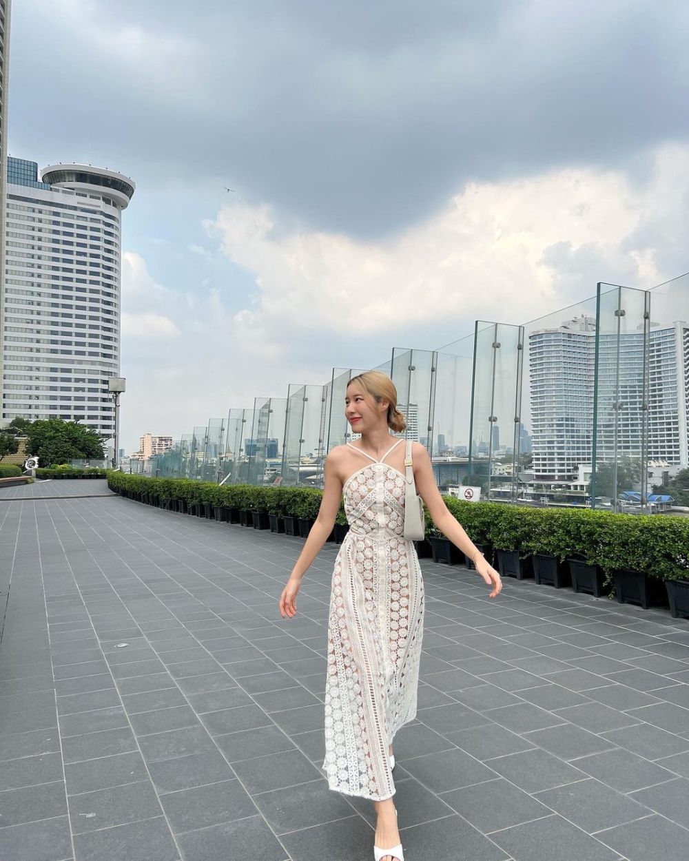 8 Inspirasi Dress Hangout ala Ciize Rutricha Phapakithi, Minimalis! 