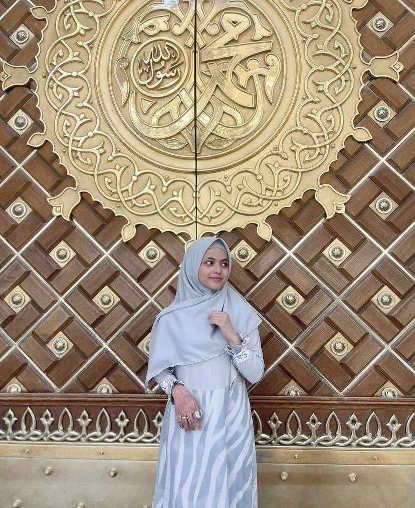 7 Potret Putri Isnari Jalani Ibadah Umrah, Anggun Berhijab