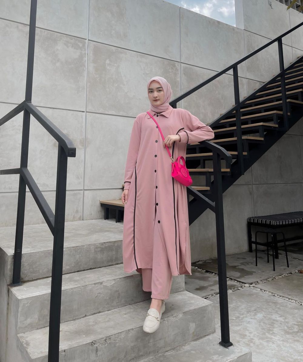 10 Referensi OOTD Pink ala Selebgram Ingrid Yulika, Terlihat Manis