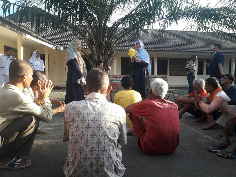 Para volunteer Griya Schizofren melakukan kegiatan bercerita bersama ODMK