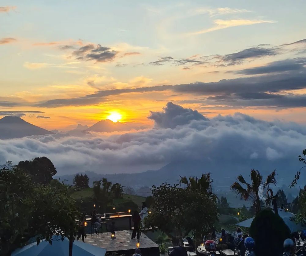 Merbabu Cafe, Tempat Nongkrong di Semarang dengan View Empat Gunung