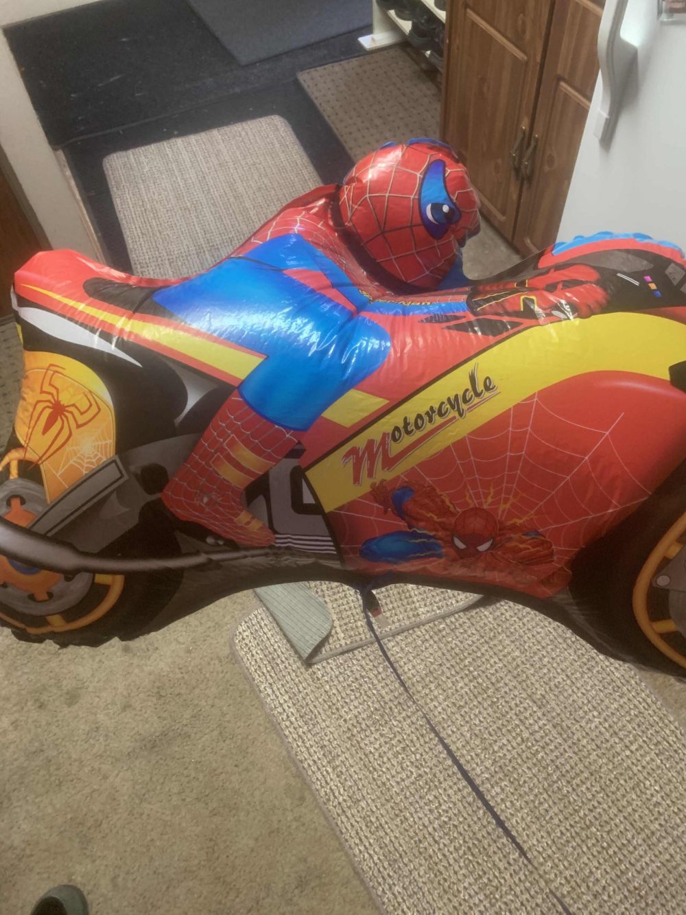8 Objek Kocak Mainan Superhero Mengendarai Sepeda Motor, Agak Lain