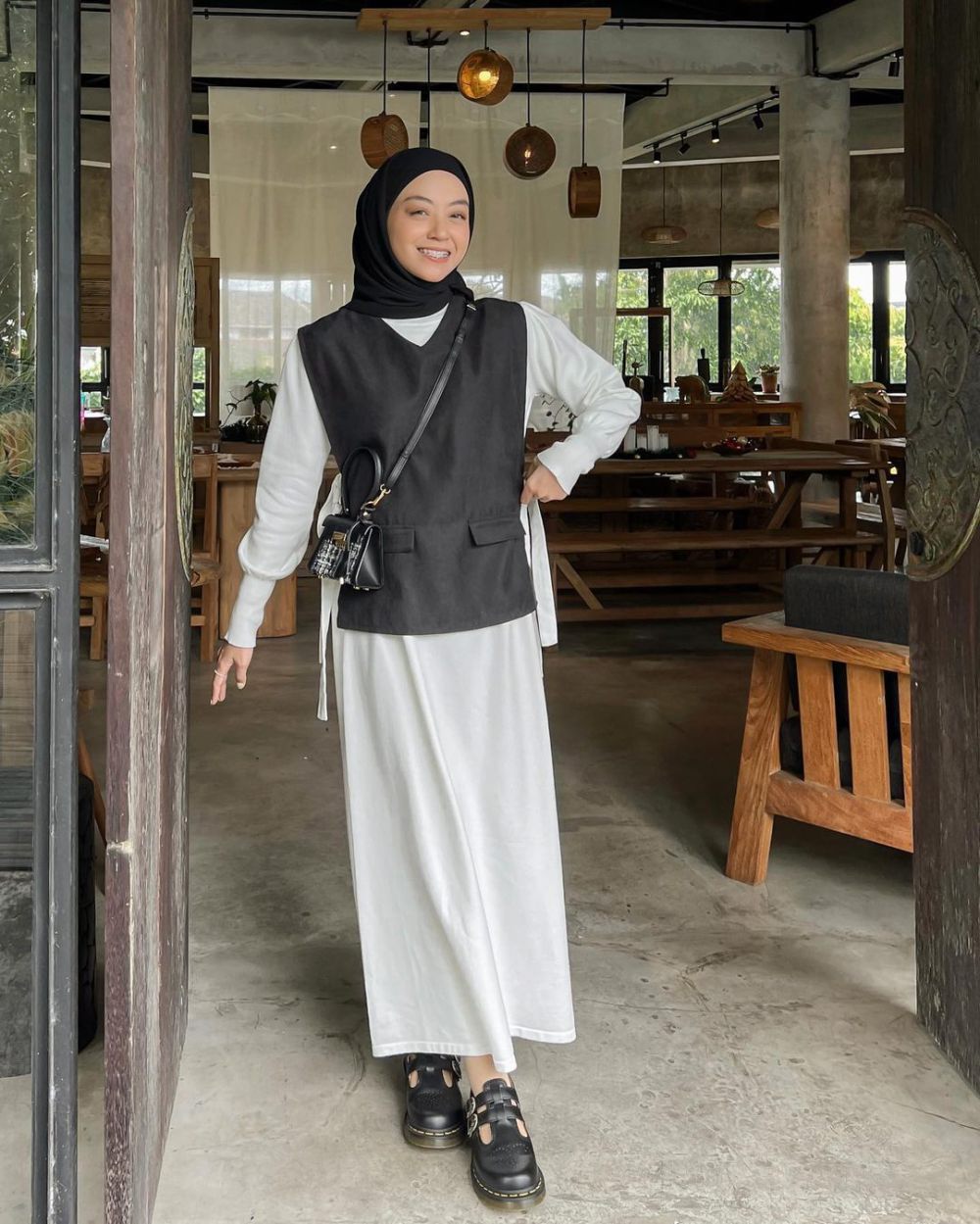 7 OOTD Pakai Rok Putih ala Meirani Amalia, Kekinian Banget!