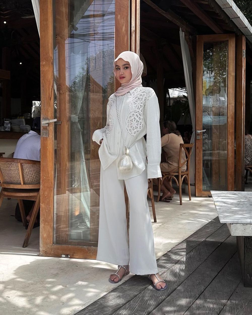 9 Inspirasi Daily Outfit Elegan ala Selebgram Sashfir, Auto Jenjang!