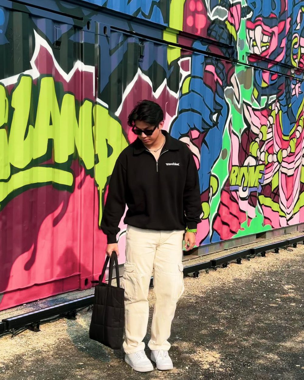 9 Inspirasi Outfit Liburan ala Jonathan Alden yang Stylish Kece