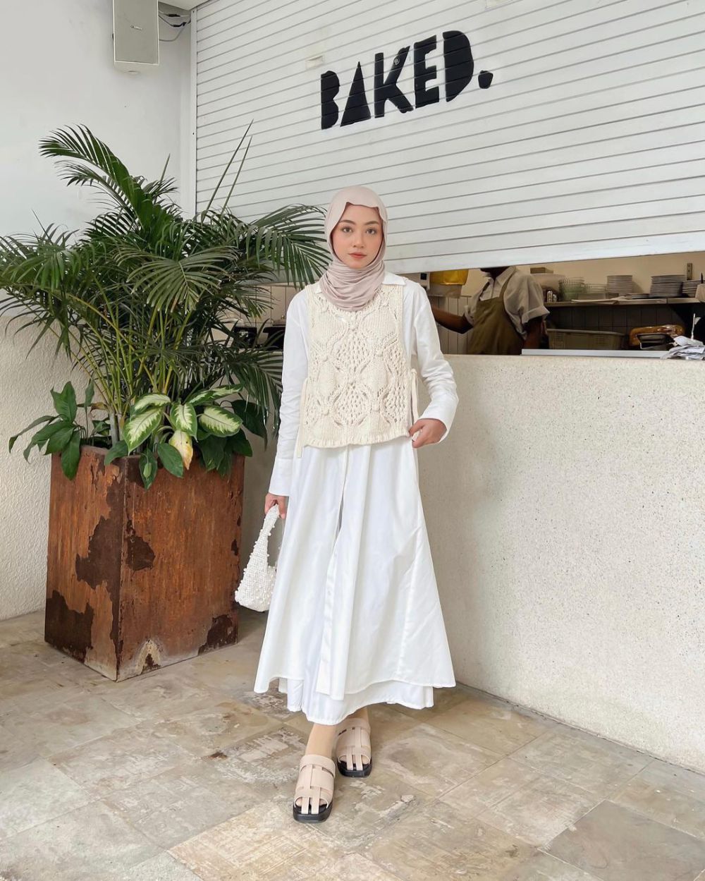 7 OOTD Pakai Rok Putih ala Meirani Amalia, Kekinian Banget!