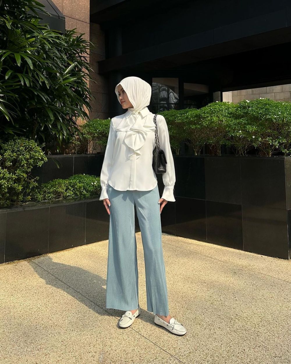 9 Inspirasi Daily Outfit Elegan ala Selebgram Sashfir, Auto Jenjang!