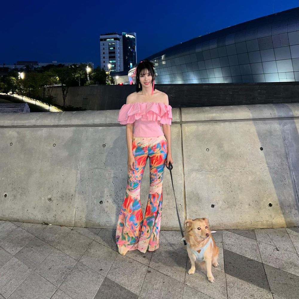 10 Inspirasi Outfit Nuansa Pink ala Seo Dong Joo, Pesonanya Manis!