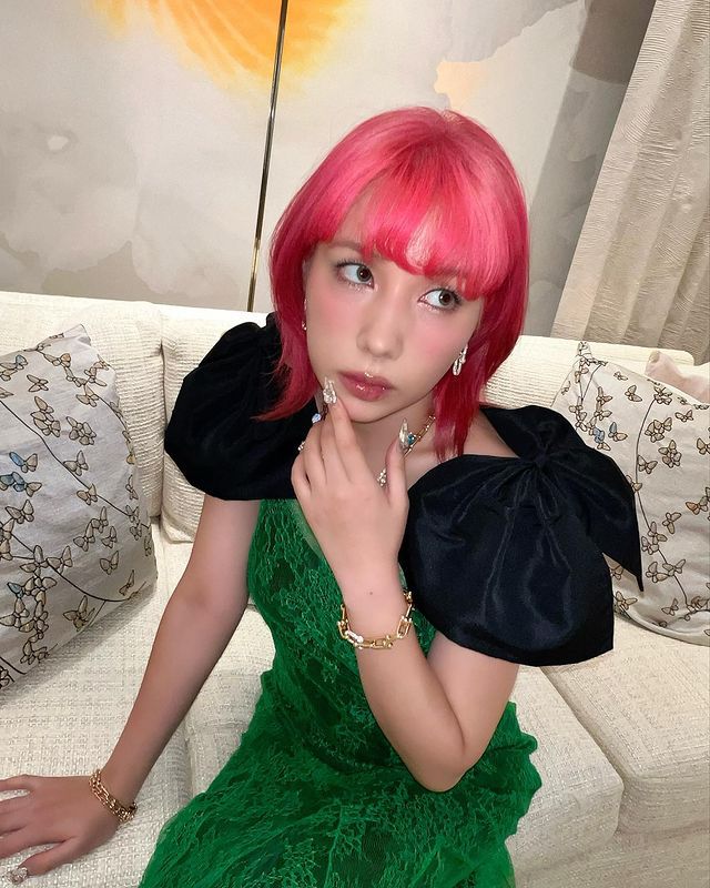 7 Potret Riisa Naka dengan Rambut Pink, Makin Stunning!