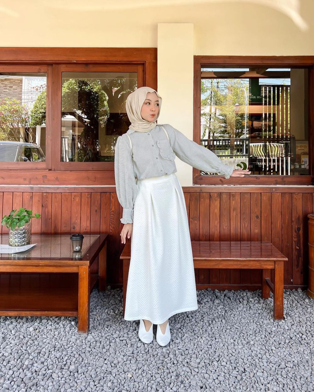 7 OOTD Pakai Rok Putih ala Meirani Amalia, Kekinian Banget!