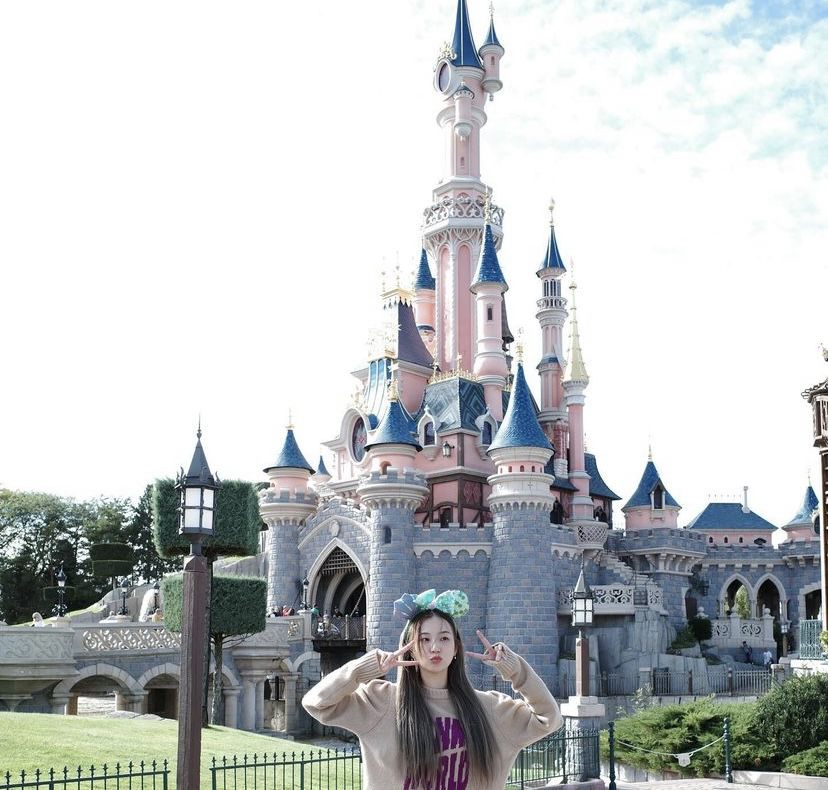 10 Momen Akrab Thanaerng Kanyawee dan Billkin di Disneyland Paris