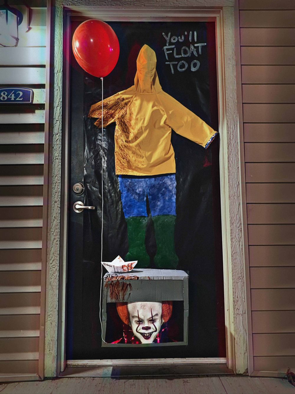 Dekorasi Pintu Rumah Bertema Halloween, Ada Muka Pennywise!