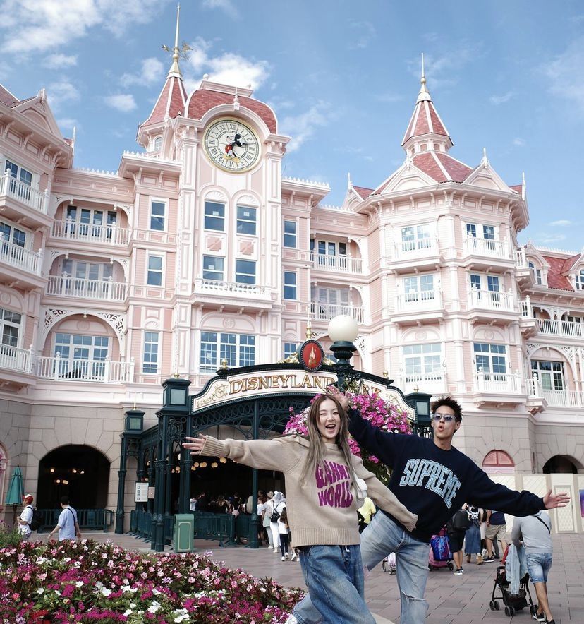 10 Momen Akrab Thanaerng Kanyawee dan Billkin di Disneyland Paris