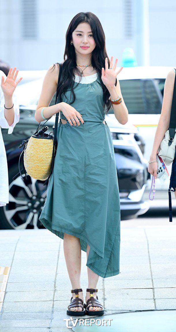 12 Referensi Style Outfit Yunjin LE SSERAFIM, Stylish dan Modis!