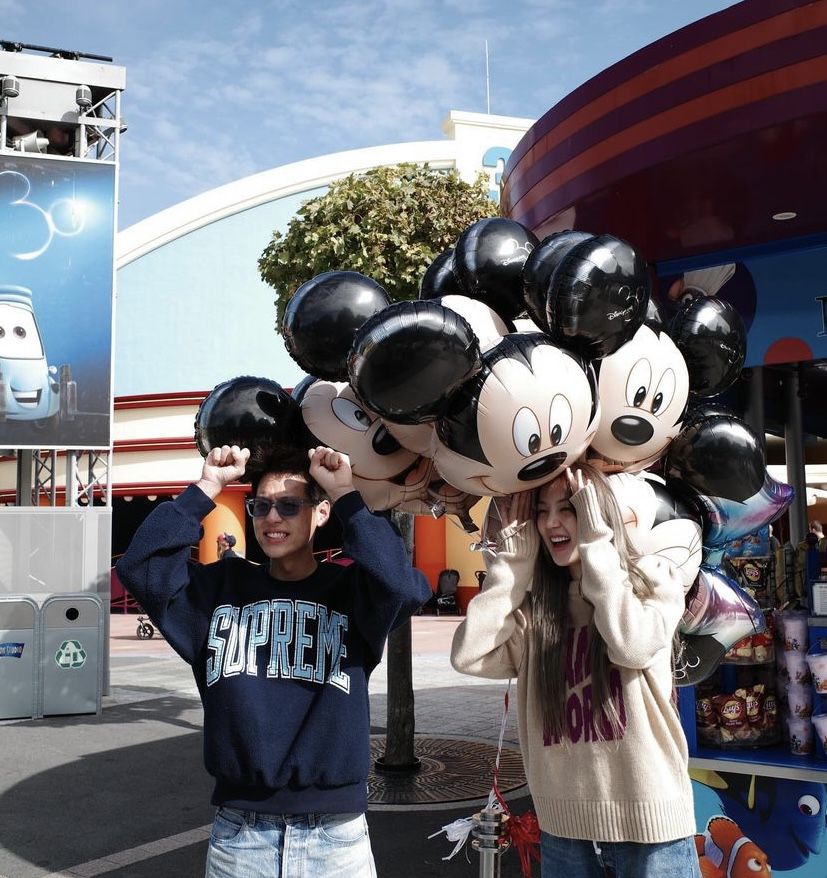 10 Momen Akrab Thanaerng Kanyawee dan Billkin di Disneyland Paris