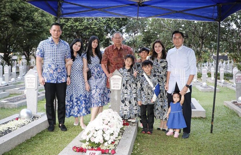 7 Momen Keluarga Yudhoyono Ziarah Ke Makam Ibu Ani