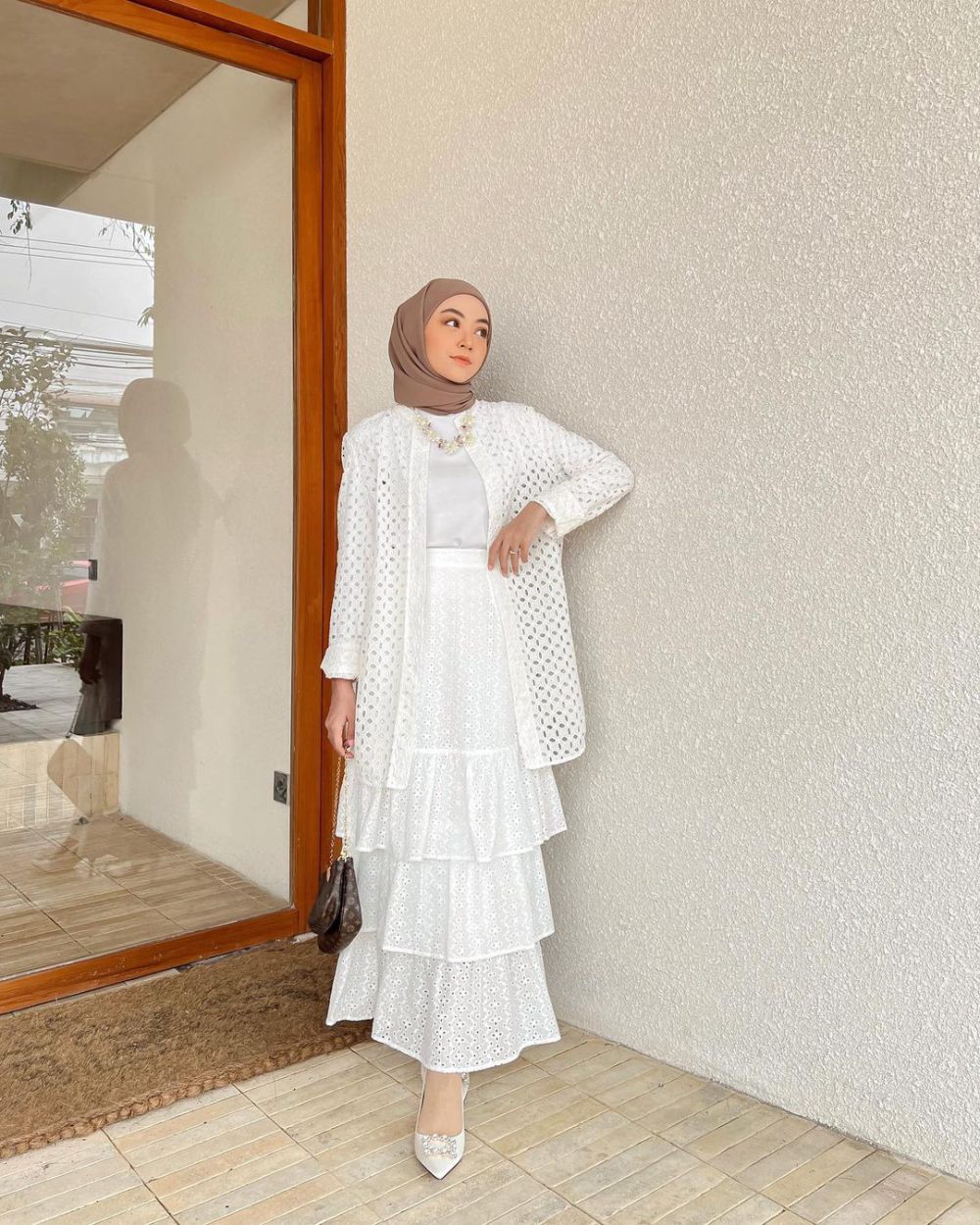 7 OOTD Pakai Rok Putih ala Meirani Amalia, Kekinian Banget!