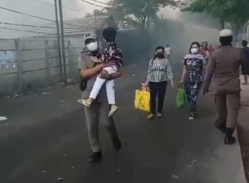 34 Warga Sekitar TPA Rawa Kucing Mengungsi di Kantor Camat