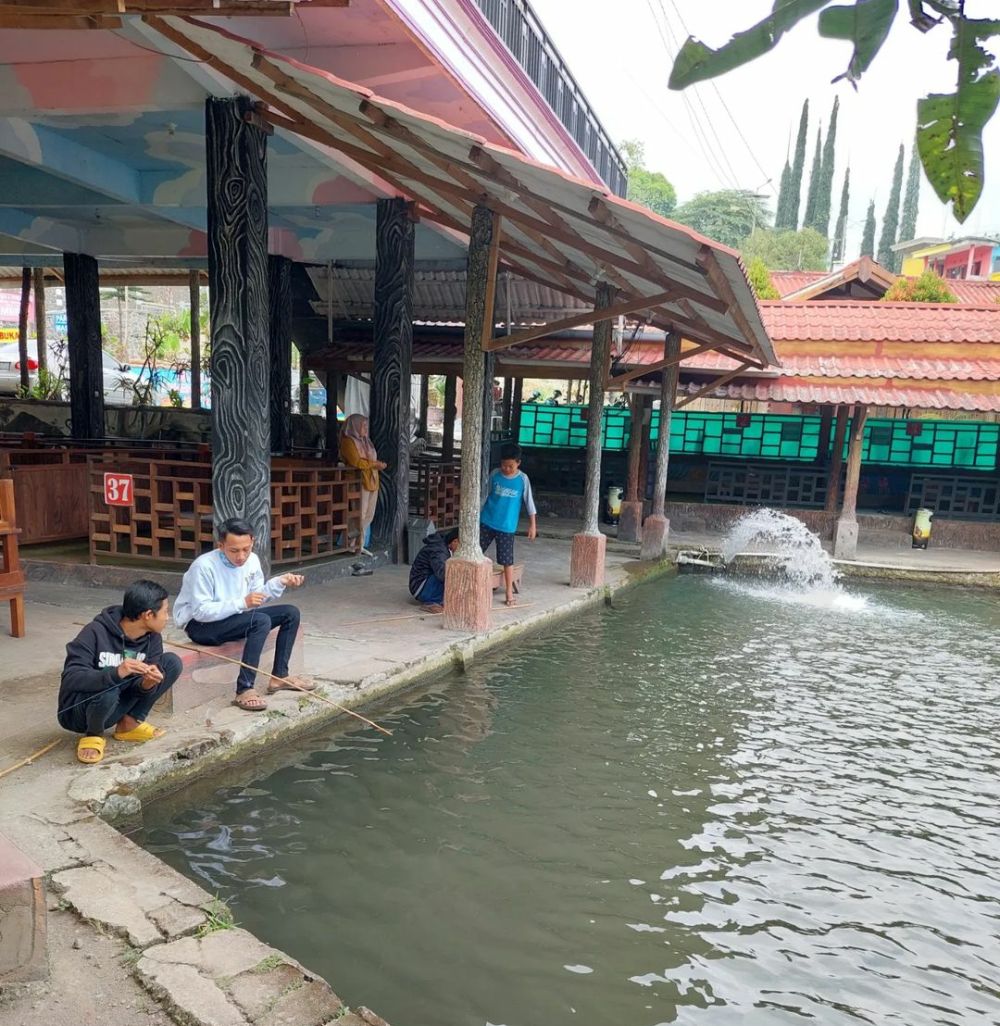 5 Rekomendasi Rumah Makan dengan Kolam Pemancingan di Pacet!