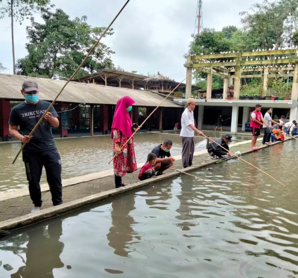 5 Rekomendasi Rumah Makan dengan Kolam Pemancingan di Pacet!