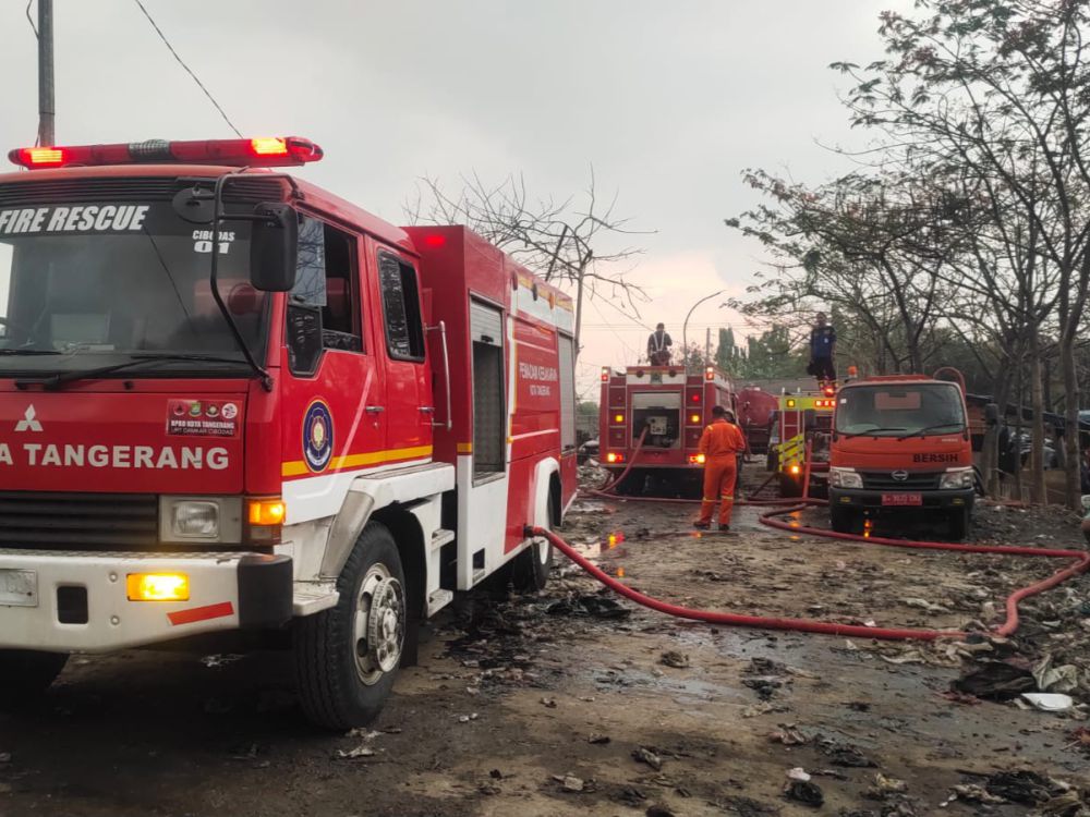 Khawatir Ganggu Penerbangan, Petugas Berjibaku Padamkan Kebakaran TPA