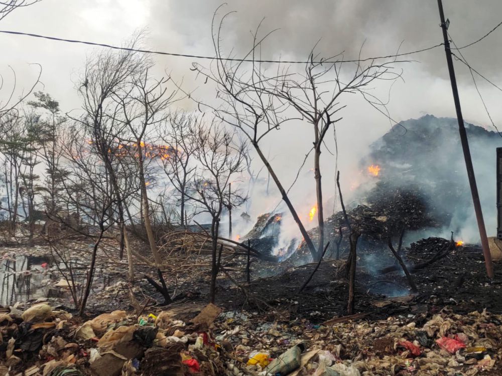 Diduga Akibat Cuaca Panas, TPA Rawa Kucing Tangerang Kebakaran