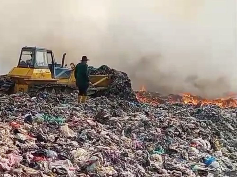 Api di TPA Rawa Kucing Mengecil, 10 Alat Berat Dikerahkan