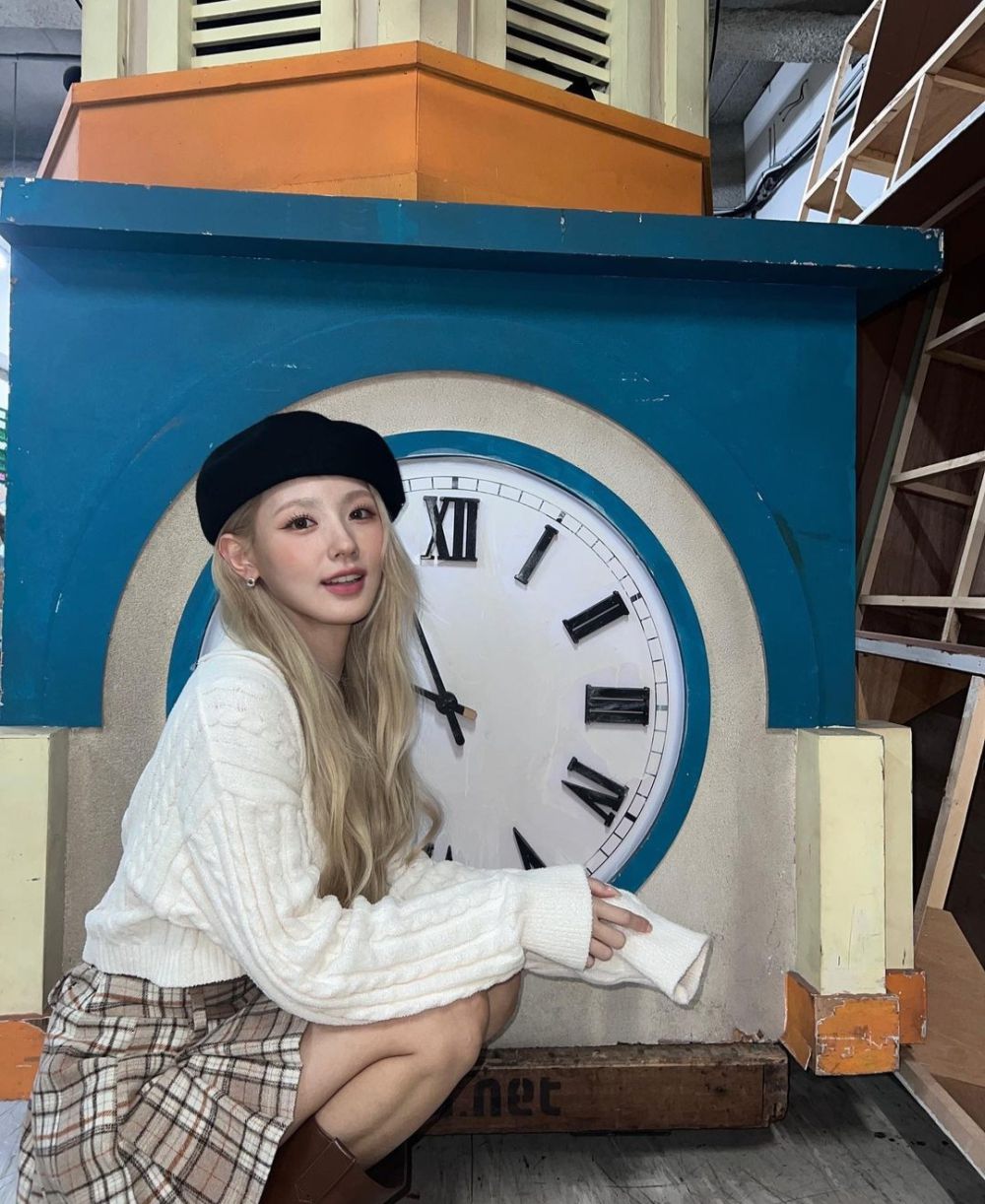 9 Ide Outfit Girly dengan Pleated Mini Skirt ala Miyeon (G)I-DLE
