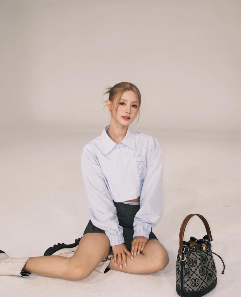 9 Ide Outfit Girly dengan Pleated Mini Skirt ala Miyeon (G)I-DLE