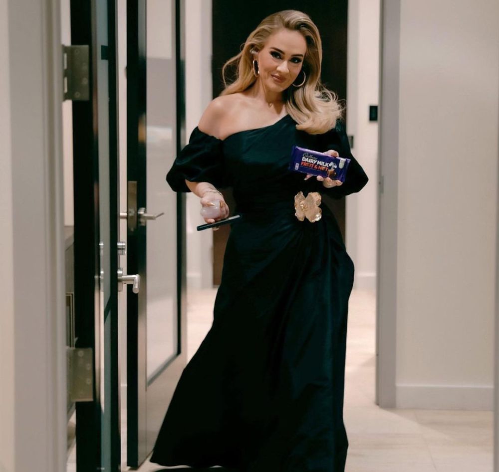 9 Inspirasi Outfit Warna Hitam ala Adele, Cocok untuk Pergi ke Pesta!
