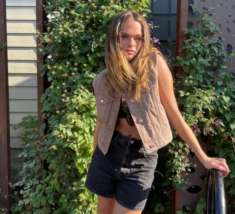 9 Inspirasi OOTD Kasual ala Summer McKeen, Santai dan Stylish!