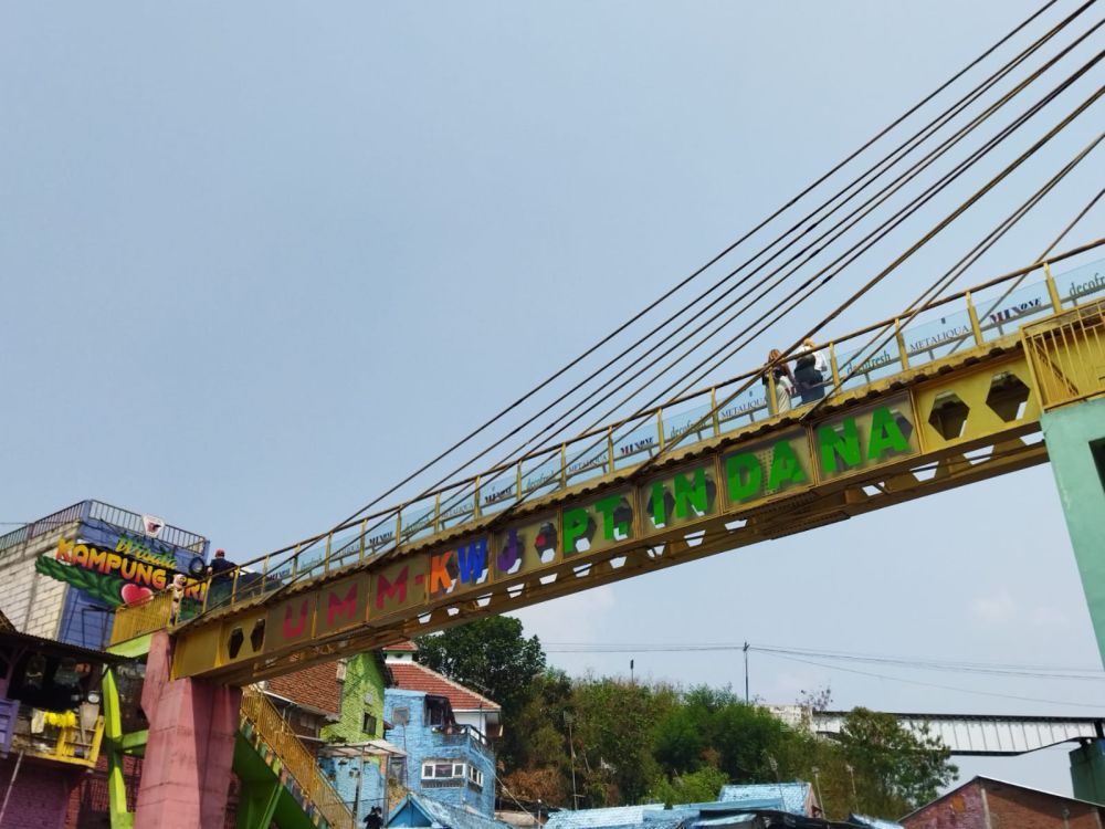 Jembatan Kaca Kampung Warna Warni Retak