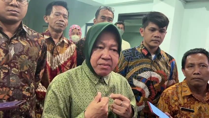 Mensos Risma Sambangi Korban Perkosaan di Kabupaten Madiun