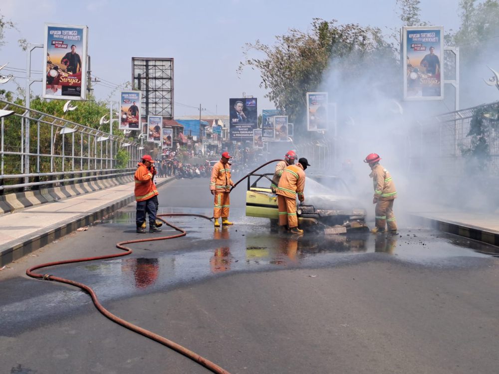 Mobil Terbakar di Tengah Jalan Malang Bikin Pengendara Kocar-kacir